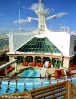 ID 2928 EXPLORER OF THE SEAS (2000/137308grt/IMO 9161728) - The Solarium Pool.